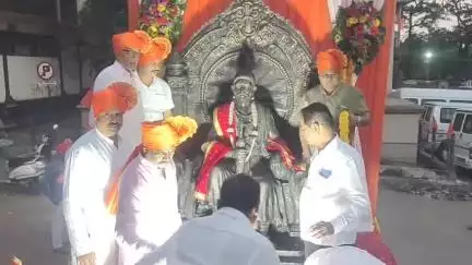 सातारा: श्री शिवराज्याभिषेक उत्सव समिती व नगरपरिषद सातारा यांच्या वतीने शिवराज्याभिषेक दिनानिमित्त राजवाडा येथून भव्य मिरवणूक