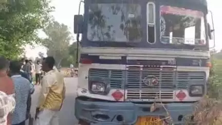 आलापुर: सिंहोरिया में अनियंत्रित टैंकर की चपेट में आने से महिला की मौत, युवक घायल, मचा चीत्कार