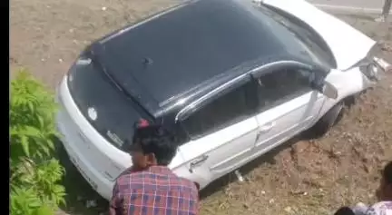 लखनादौन: गुर्दा नाला के पास नेशनल हाईवे 34 पर तेज रफ्तार कार अनियंत्रित, दो लोग घायल