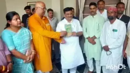 झंझारपुर: अररिया संग्राम में पंडित लक्ष्मण झा की पुस्तक 'महाकवि कालिदास कब और कहां' राज्यसभा सांसद संजय झा को सौंपी गई