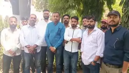 बड़गांव: चिरंजीवी योजना में किए गए बदलाव के विरोध में यूथ कांग्रेस के कार्यकर्ताओं ने कलेक्ट्रेट पर किया प्रदर्शन