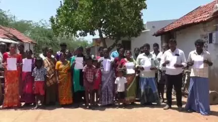 சாத்தான்குளம்: பொது பாதை ஆக்கிரமிப்பை அகற்றி சாலை வசதியை ஏற்படுத்தித் தர வலியுறுத்தி குறுகால்பேரியில் அருந்ததியர் சமூக மக்கள் ஆர்ப்பாட்டம்