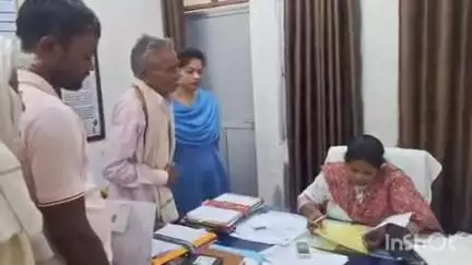 धमतरी: कलेक्टर जनदर्शन में अपनी समस्या-शिकायतों को लेकर कलेक्ट्रेट पहुंचे लोग, समस्याओं का हुआ त्वरित निराकरण