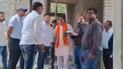 धनबाद/केंदुआडीह: धनबाद: विधायक सरकारी अस्पताल SNMMCH के अधूरे लेक्चर हॉल के निर्माण कार्य का जायजा लेने पहुंचे