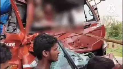 রায়গঞ্জ: ১২ নাম্বার জাতীয় সড়কে অভোর এলাকায় দুই লড়ির সংঘর্ষে গুরুতর জখম লড়ি চালককে রায়গঞ্জ মেডিকেলে ভর্তি করা হয়েছে