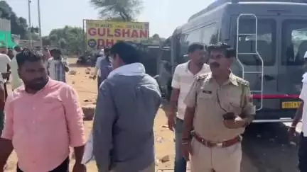 बसवा: मानपुर में ट्रैक्टर-टॉली से टकराई ट्रेवलर, 9 घायल, सांसद मुरारीलाल मीणा ने घायलों को संभाला; गोवर्धन धाम से लौट रहे थे