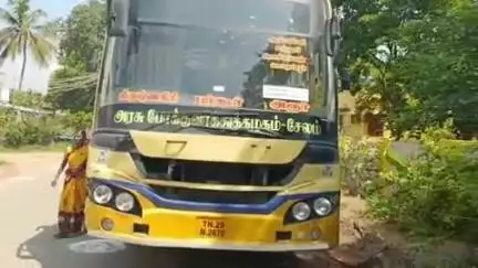 ஊத்தங்கரை: மேட்டுத்தாங்கல் பகுதியில்  குழந்தைகளை பள்ளிக்கு அழைத்து செல்லும் பொழுது இருசக்கர வாகனம் மீது அரசு பேருந்து மோதி விபத்து