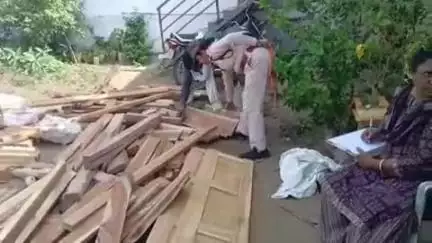 मुलताई: वन विभाग ने खेड़ीकोर्ट में छापा मारकर अवैध सागवान की लकड़ी ज़ब्त की, मामला दर्ज
