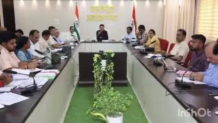 अशोक नगर: कलेक्ट्रेट सभा कक्ष में कलेक्टर की अध्यक्षता में समय सीमा के लंबित पत्रों की समीक्षा बैठक संपन्न