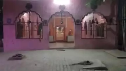 छिबरामऊ: कन्नौज जनपद के छिबरामऊ तहसील क्षेत्र के करमुल्लापुर नौली रोड पर स्थित मां शीतला देवी मंदिर, कई दशकों पुराना है