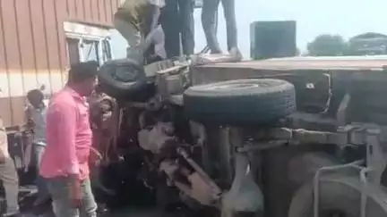 पाथ्री: आष्टी फाटा येथे तीन वाहनांचा तिहेरी अपघात, तिघे गंभीर जखमी