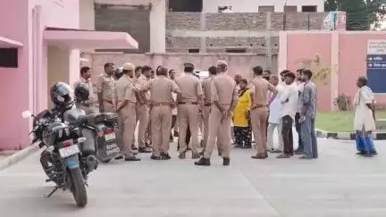 पडरौना: जंगल अमवा में तेज रफ्तार बाइक से दीवार में टकराने वाले युवक की इलाज के दौरान मौत, पोस्टमार्टम को लेकर मचा बवाल