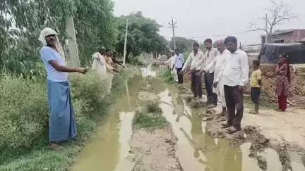 चंदौसी: गांव मुगरेजपुर में परिक्रमा मार्ग में जल भराव को लेकर ग्रामीणों ने जताई नाराजगी समाधान में की शिकायत#jansamsaya#