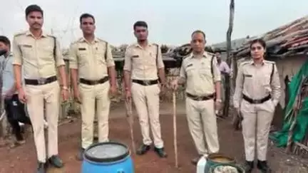 रायसेन: रायसेन के गाँव 06 में आबकारी विभाग की छापेमारी, हाथभट्टी शराब ज़ब्त, 3 गिरफ्तार, 3 फरार