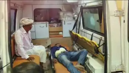 डूंगरपुर: जिले के पाडली संसारपुर गांव में घरेलू विवाद के चलते 3 बच्चों के पिता ने घर के अंदर फंदा लगाकर सुसाइड का प्रयास किया