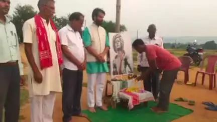 दुलमी: दुलमी में भगवान बिरसा मुंडा की पुण्यतिथि मनाई गई, पुष्प अर्पित कर दी श्रद्धांजलि