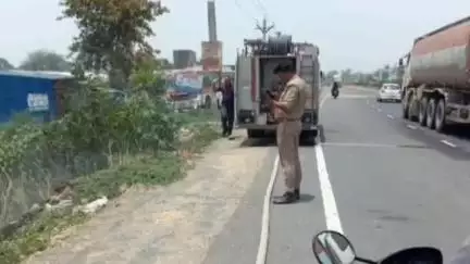 कसिया: पटहेरिया चवर में बहुदेशीय हब के लिए अधिग्रहित जमीन के पास लगी भीषण आग, फायर सर्विस की टीम ने आग पर पाया काबू