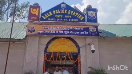 चच्योट: बल्ह उपमंडल में पुलिस की छापेमारी में अवैध शराब बरामद, डोह गांव के फूड प्वाइंट दुकान से 11 बोतल ऊना नम्बर-1 जब्त