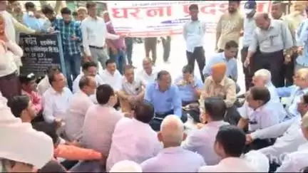 सिकंदराराऊ: तहसील सिकंदरा राऊ  में अपनी मांग को लेकर 15 दिनों से चल रहे वकीलों के धरने को एडीएम ने आश्वासन देकर कराया समाप्त
