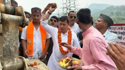 कांडा: धपोलासेरा में 60 लाख की लागत से 2.5 किमी धपोलासेरा-रिखाड़ी सड़क के निर्माण कार्य का विधायक ने किया भूमि पूजन