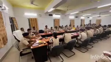 गोपालगंज: कलेक्ट्रेट परिसर में एसपी अवधेश दीक्षित ने थाना प्रभारियों के साथ की क्राइम मीटिंग, दिए निर्देश