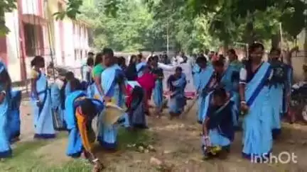 कुंडहित: कुंडहित प्रखंड कार्यालय में स्वच्छता अभियान चलाकर की गई साफ़-सफाई