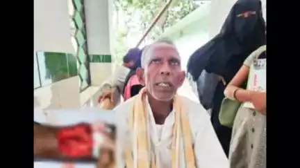 మోత్కూర్: పాలడుగులో కోతుల దాడిలో వ్యక్తికి తీవ్ర గాయాలు, మెరుగైన చికిత్స కోసం నల్గొండ ప్రభుత్వ ఆసుపత్రికి తరలించినా కుటుంబ సభ్యులు