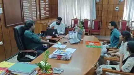 കൊല്ലം: കോയിക്കലിൽ സ്കൂളിന്റെ ചുറ്റുമതിൽ നിർമ്മാണത്തിൽ അപാകത, കോർപ്പറേഷൻ സെക്രട്ടറിയെ ബി.ജെ.പി ഉപരോധിച്ചു #localissue