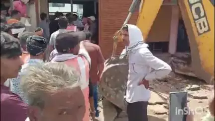 बदरवास: प्रशासन ने बदरवास कस्बे में सड़क किनारे से हटाया अवैध अतिक्रमण