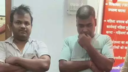 चनपटिया: मनुआपुल चौक पर पुलिस ने रोको टोको अभियान में शराब के साथ दो लोगों को किया गिरफ्तार, फोर व्हीलर वाहन ज़ब्त
