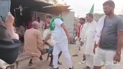 बड़हरा: खवासपुर पंचायत में राजद नेता रघुपति यादव ने चौपाल लगाई, लोगों की समस्याओं का निदान करने का दिया भरोसा