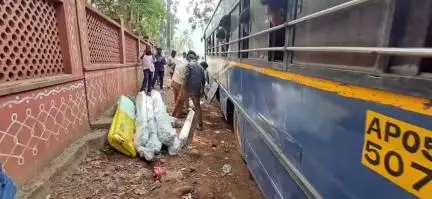 అక్రమంగా తరలిస్తున్న రోజ్ వుడ్ మంచాలను మారేడుమిల్లిలో పట్టుకున్న అటవీ శాఖ అధికారులు, సుమారు లక్ష రూపాయలు విలువ