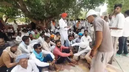 सूरतगढ़: लकड़ी व्यापारियों ने अवैध चौथ वसूली के आरोप में उपखंड कार्यालय पर किया प्रदर्शन, एसडीएम को सौंपा ज्ञापन