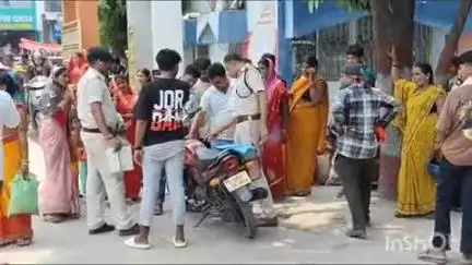 गोपालगंज: सदर अस्पताल में पुलिस ने छापेमारी कर आधा दर्जन संदिग्ध वाहन ज़ब्त किए, दो लोग हिरासत में
