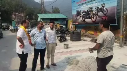 जोशियाड़ा: भटवाडी रोड में सड़क किनारे चल रहे सौंदर्यीकरण कार्य का पालिकाध्यक्ष ने किया निरीक्षण