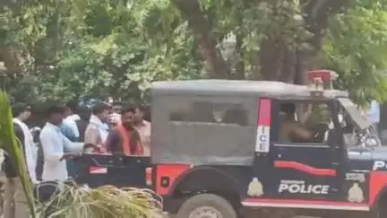 प्रतापगढ़: परसद गांव में स्कूटी सवार दो युवकों को अज्ञात वाहन ने मारी टक्कर, सीएचसी से जिला अस्पताल में किया गया भर्ती