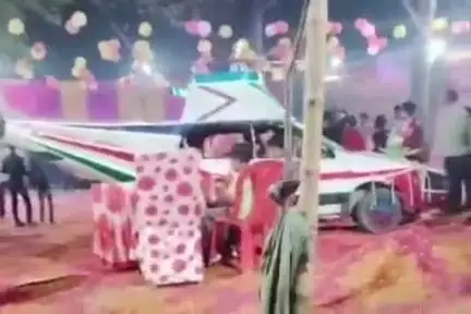 आलापुर: अंबेडकरनगर के पलया गांव में हेलीकॉप्टर के आकार की अनोखी कार से पहुंचा दूल्हा, देखने वालों की लगी रही कतार