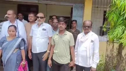 घरघोड़ा: शिक्षकों के युक्तियुक्तकरण के विरोध में घरघोड़ा बीईओ कार्यालय का किया गया घेराव