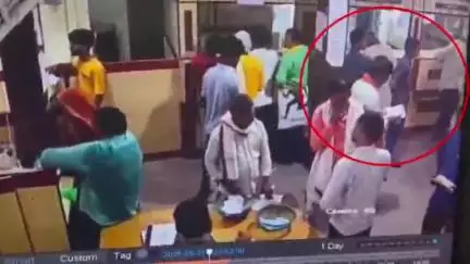करगहर: पंजाब नेशनल बैंक करगहर के कैश काउंटर पर बुजुर्ग के पॉकेट से उच्चको ने उड़ाया ₹1 लाख, पुलिस जांच में जुटी