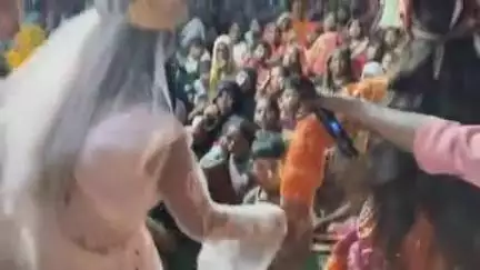 छिबरामऊ: कन्नौज जिले के करमुल्लापुर सदारी नगला में चल रही भागवत में रात में भी उमड़ रही भक्तों की भीड़
