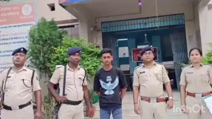 कोटवा: कोटवा के टलवा में पॉस्को एक्ट के आरोपी के घर सोमवार को कुर्की के लिए पहुंची, आरोपी ने थाना में किया सरेंडर