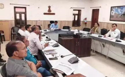 जालौर: जालौर कलेक्ट्रेट सभागार में साप्ताहिक समीक्षा बैठक का आयोजन हुआ