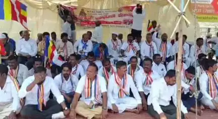 ರಾಯಚೂರು: ಬುದ್ಧ ಗಯಾ ಬೌದ್ಧಧರ್ಮಿಯರ ಸುಪರ್ದಿಗೆ ನೀಡಿ ಬಿ.ಟಿ.ಕಾಯ್ದೆ ರದ್ದುಗೊಳಿಸುವಂತೆ ಆಗ್ರಹಿಸಿ ನಗರದಲ್ಲಿ ಪ್ರತಿಭಟನೆ