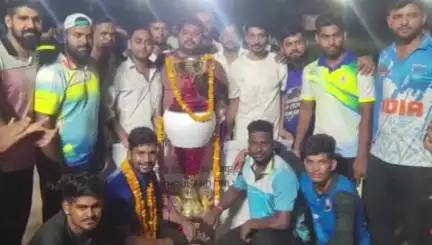 रसड़ा: रसड़ा में टेनिस क्रिकेट टूर्नामेंट में कुरेम की नवीन इलेवन टीम ने बलिया को 9 विकेट से हराया