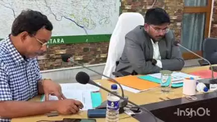 जामताड़ा: उपायुक्त ने समाहरणालय में विकास योजनाओं की समीक्षा बैठक की, अधूरी योजनाओं को जल्द पूरा करने का निर्देश दिया
