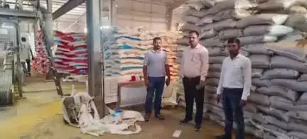 मुगलसराय: जनपद के 12 औद्योगिक इकाइयों एवं उनके गोदामों पर संयुक्त टीम ने की छापेमारी, जांच हेतु भेजा सैंपल