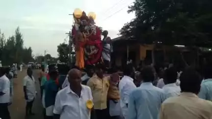 வேதாரண்யம்: தென்னம்புலம் மழைமாரியம்மன் கோவில் வைகாசி திருவிழாவை முன்னிட்டு மஞ்சள் விளையாட்டு
