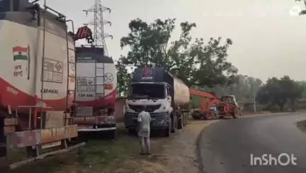 प्रतापपुर: ग्राम दरहोरा में तेज रफ्तार टैंकर हुआ दुर्घटनाग्रस्त, तीन क्रेनों की मदद से उठाया गया तेल टैंकर