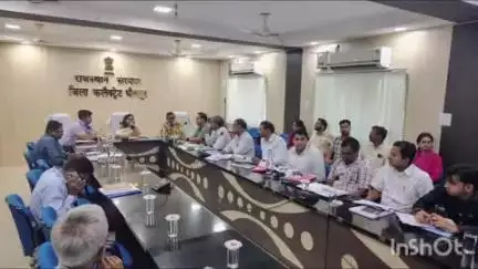 धौलपुर: कलेक्ट्रेट सभागार में सेंट्रल नोडल अधिकारी जल जीवन मिशन एवं तकनीकी अधिकारी ने जल जीवन मिशन परियोजना की की समीक्षा