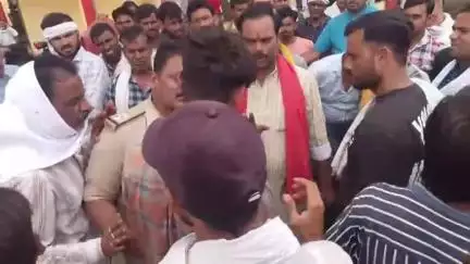 दतिया: भांडेर मंडी में उपज खरीदी के दौरान किसान और व्यापारियों में झड़प, पुलिस ने की समझाइश, वीडियो वायरल